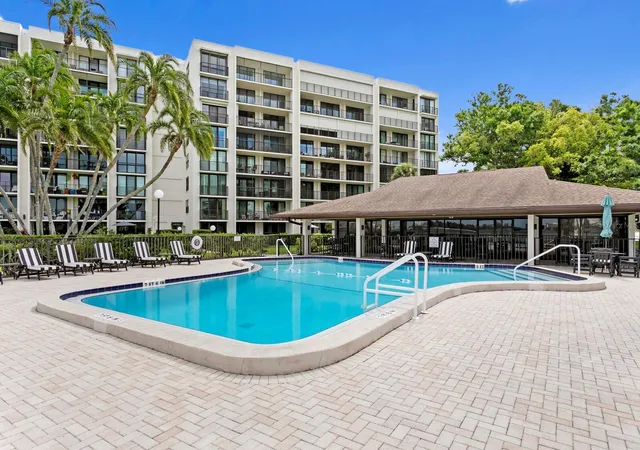 4th image of 100 Oakmont Ln #105, Belleair, FL 33756 | MLS# TB8491539