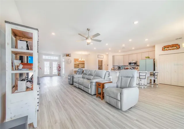 3rd image of 1096 Sandpiper Loop, Winter Haven, FL 33881 | MLS# S5146706