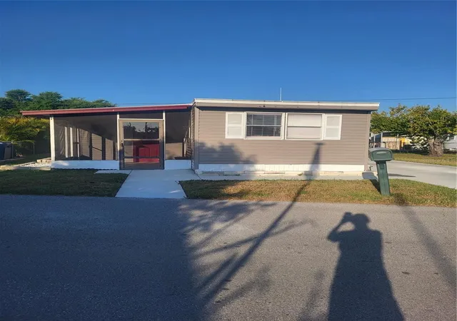 Photo 2 of Manufactured home for sale at 6580 Seminole Blvd #424, Seminole, FL 33772 | MLS# TB8491562 | Listing updated on 2026-09-29