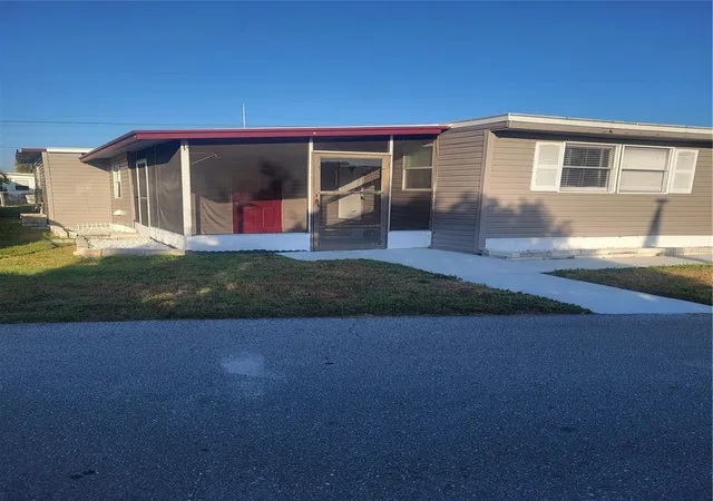 Photo 3 of Manufactured home for sale at 6580 Seminole Blvd #424, Seminole, FL 33772 | MLS# TB8491562 | Listing updated on 2026-09-29