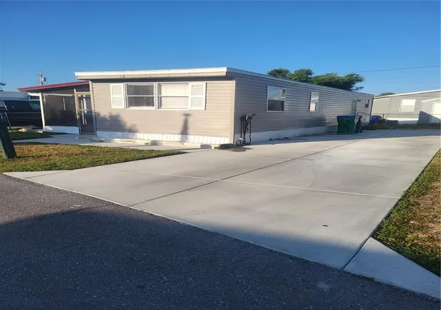 Photo 3 of Manufactured home for sale at 6580 Seminole Blvd #424, Seminole, FL 33772 | MLS# TB8491562 | Listing updated on 2026-09-29