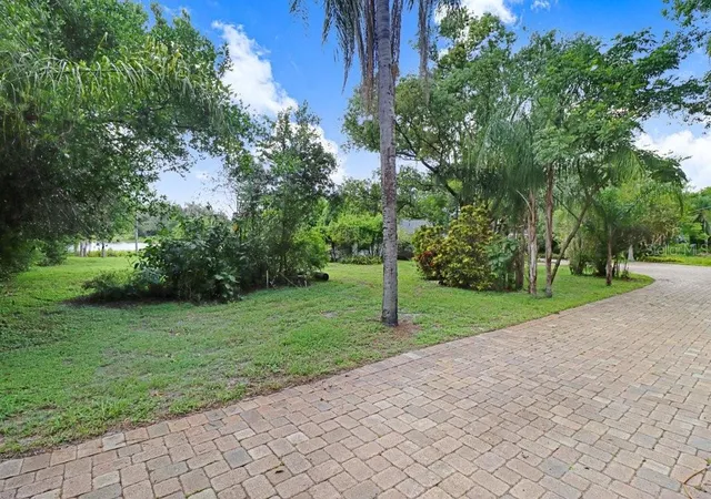 Photo 4 of Single family home for sale at 1350 Eckles Dr, Tampa, FL 33612 | MLS# TB8491587 | Listing updated on 2026-10-07