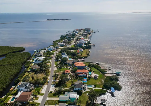 Photo 3 of Single family home for sale at 1626 Sea Breeze Dr, Tarpon Springs, FL 34689 | MLS# W7884328 | Listing updated on 2026-10-09