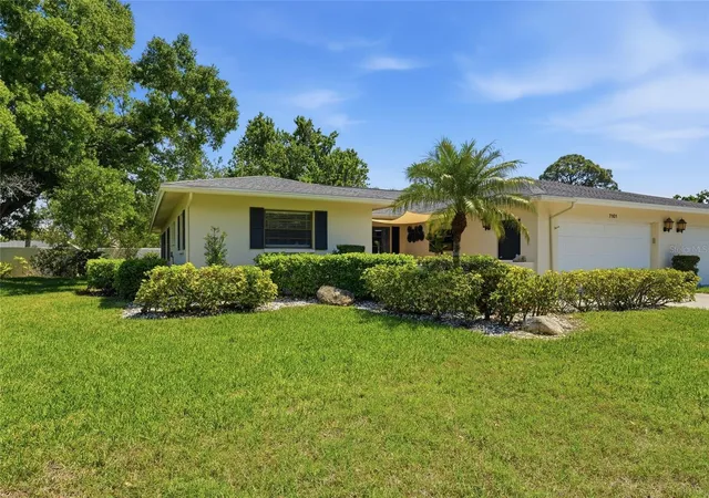 Homes for sale in Sarasota, FL | 7101 Fairway Bend Cir, Sarasota, FL 34243 | MLS# A4687945