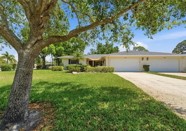 Homes for sale in Sarasota, FL | 7101 Fairway Bend Cir, Sarasota, FL 34243 | MLS# A4687945