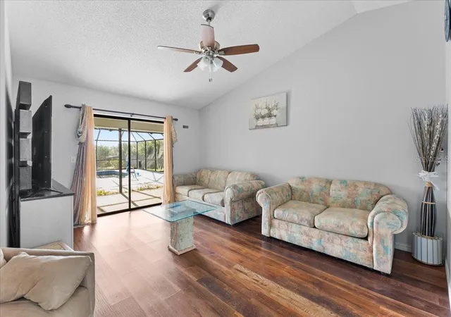 4th image of 905 Stratford Manor Dr, Brandon, FL 33510 | MLS# TB8491880