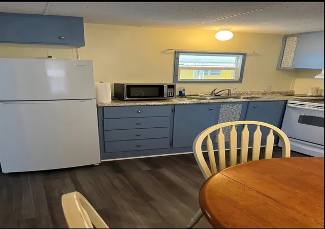 Photo 4 of Manufactured home for sale at 38961 Stapley Cir, Zephyrhills, FL 33540 | MLS# TB8492010 | Listing updated on 2026-08-25