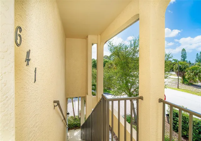 Listing Photo 2 - Condo for sale in building located at 641 Guild Dr, VENICE, FL 34285 - Unit #