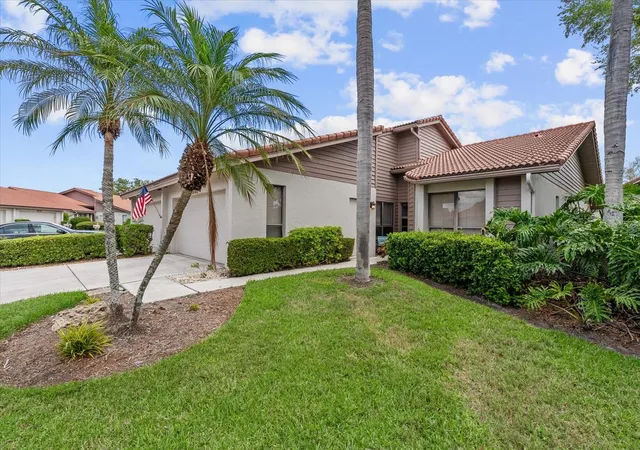 Photo 2 of Condo for sale at 3862 Wilshire Cir W #107, Sarasota, FL 34238 | MLS# A4688140 | Listing updated on 2026-08-28