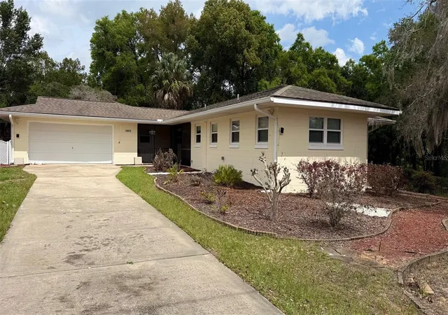 Photo 3 of Sale Pending at 1603 Lake Nettie Ct, Eustis, FL 32726 | MLS# O6394929 | Listing updated on 2026-08-25