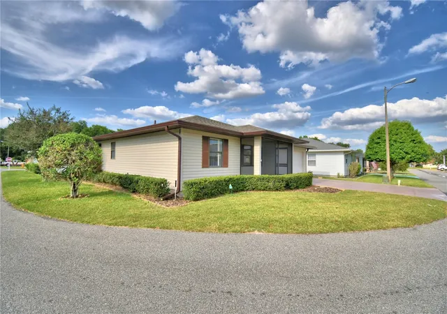 Photo 4 of Single family home for sale at 4828 Squire Holw Dr, Lakeland, FL 33811 | MLS# L4960713 | Listing updated on 2026-10-22