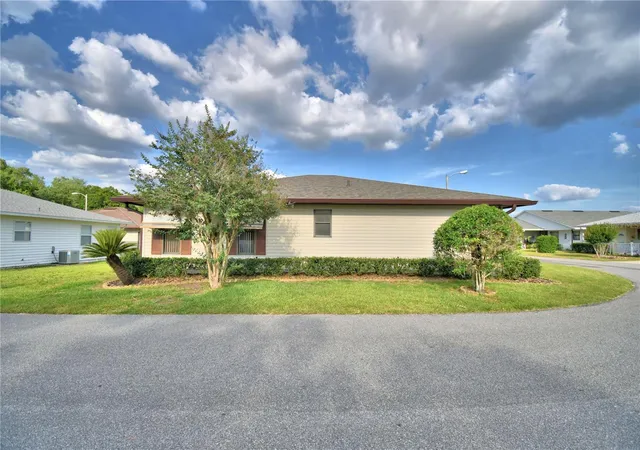 Photo 3 of Single family home for sale at 4828 Squire Holw Dr, Lakeland, FL 33811 | MLS# L4960713 | Listing updated on 2026-10-22
