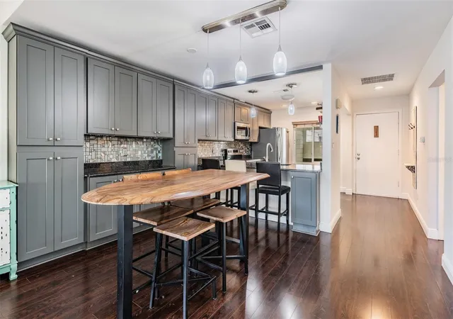 3rd image of 637 Drake Ln N, Dunedin, FL 34698 | MLS# TB8492226