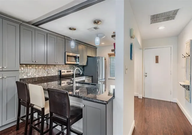 4th image of 637 Drake Ln N, Dunedin, FL 34698 | MLS# TB8492226