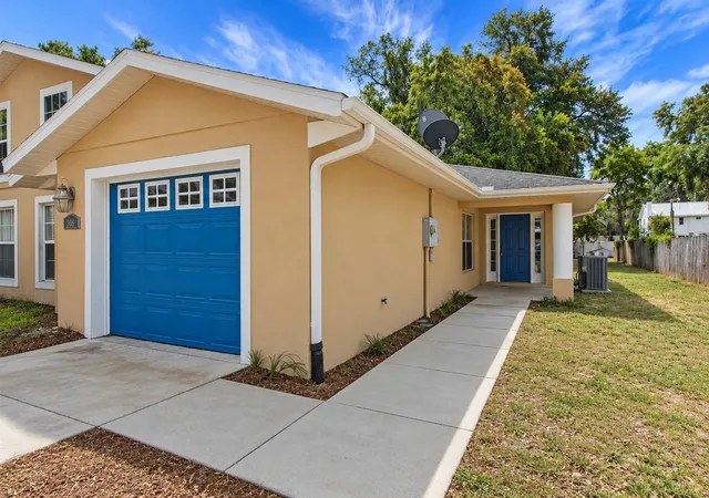 Photo 1 of Single family home for sale at 305 W Fountain St, Fruitland Park, FL 34731 | MLS# G5110329 | Listing updated on 2026-10-05