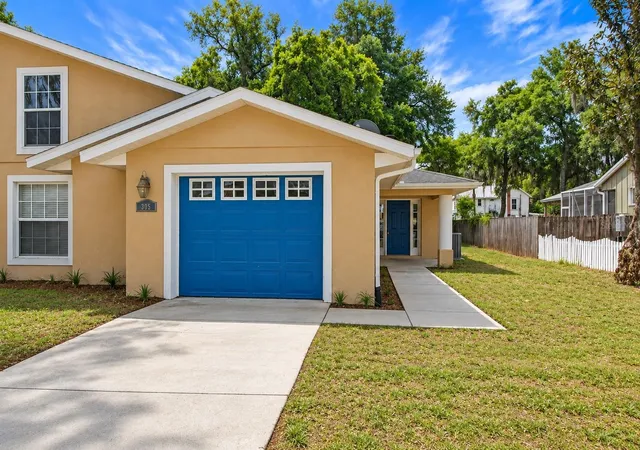 Photo 3 of Single family home for sale at 305 W Fountain St, Fruitland Park, FL 34731 | MLS# G5110329 | Listing updated on 2026-10-05