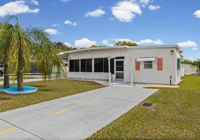 Homes for sale in Brooksville, FL | 7366 First Loop Ave, Brooksville, FL 34613 | MLS# W7884379