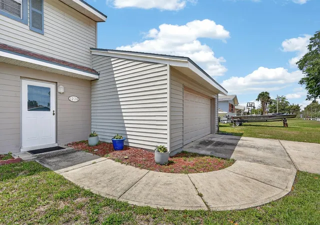 Photo 3 of Single family home for sale at 1238 Suwanee Rd, Daytona Beach, FL 32114 | MLS# V4948237 | Listing updated on 2026-10-02
