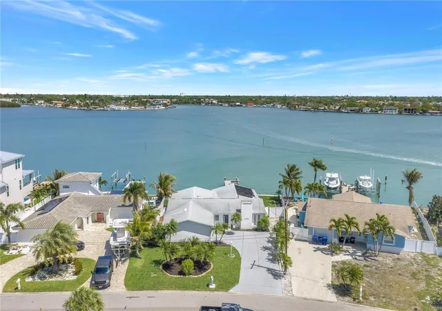 Homes for sale in St Petersburg, FL | 6984 S Shore Dr S, St Petersburg, FL 33707 | MLS# TB8492407