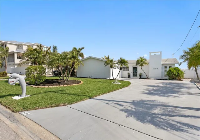 Homes for sale in St Petersburg, FL | 6984 S Shore Dr S, St Petersburg, FL 33707 | MLS# TB8492407