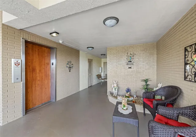 2nd image of 6070 80Th St N, Saint Petersburg, FL 33709