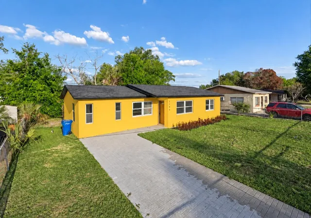 Photo 2 of Single family home for sale at 2105 9th Street Ne, Winter Haven, FL 33881 | MLS# O6395140 | Listing updated on 2026-09-28