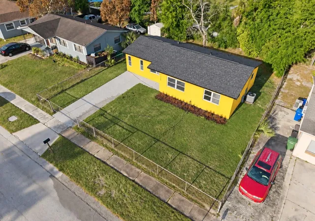 Photo 3 of Single family home for sale at 2105 9th Street Ne, Winter Haven, FL 33881 | MLS# O6395140 | Listing updated on 2026-09-28