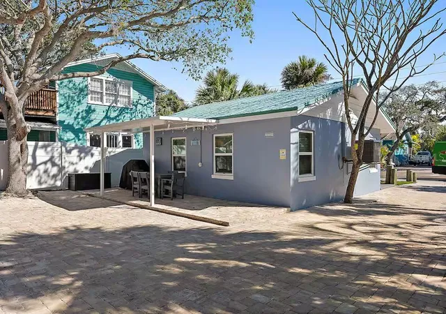 3rd image of 724 Gulf Blvd, Indian Rocks Beach, FL 33785 | MLS# TB8492544