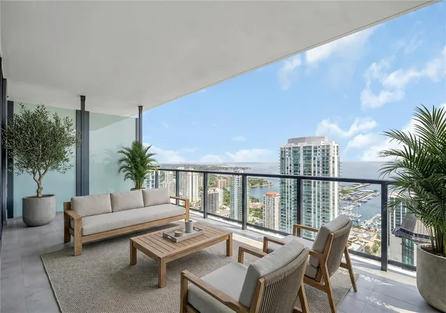 Photo 3 of Condominium at 275 1st Avenue S #3704, Saint Petersburg, FL 33701 | MLS# TB8492549 |  | Sold on 2026-05-21