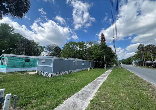 Photo 3 of Manufactured home for sale at 30 Wafford St, Umatilla, FL 32784 | MLS# O6395218 | Listing updated on 2026-04-06