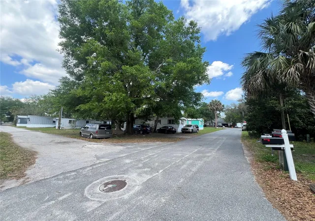 Photo 4 of Manufactured home for sale at 30 Wafford St, Umatilla, FL 32784 | MLS# O6395218 | Listing updated on 2026-04-06