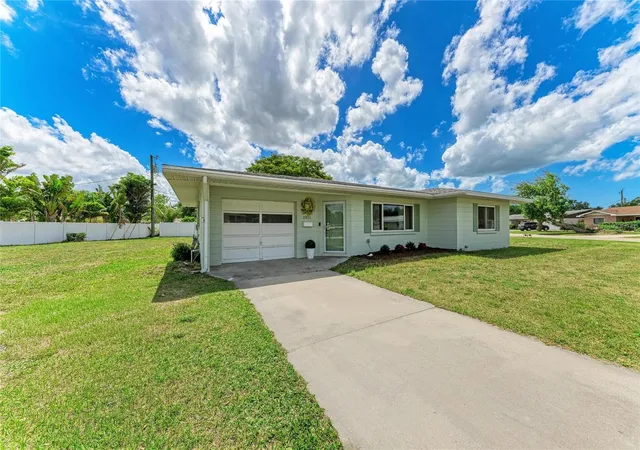 2nd image of 2811 33rd Ave W, Bradenton, FL 34205 | MLS# A4688318