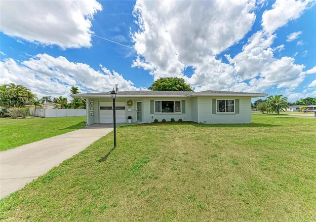 1st image of 2811 33rd Ave W, Bradenton, FL 34205 | MLS# A4688318