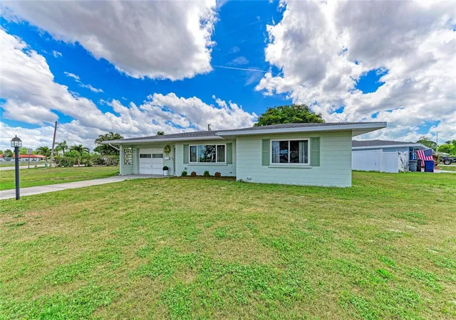3rd image of 2811 33Rd Ave W, Bradenton, FL 34205 | MLS# A4688318
