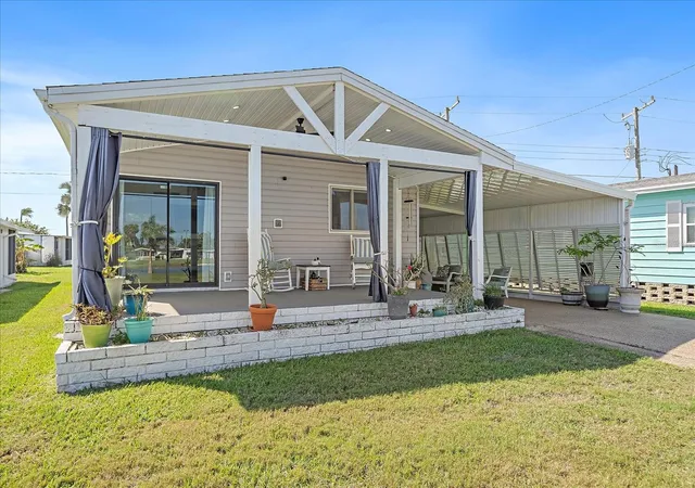 Homes for sale in Palmetto, FL | 137 Lakeview Dr #137, Palmetto, FL 34221 | MLS# A4688370