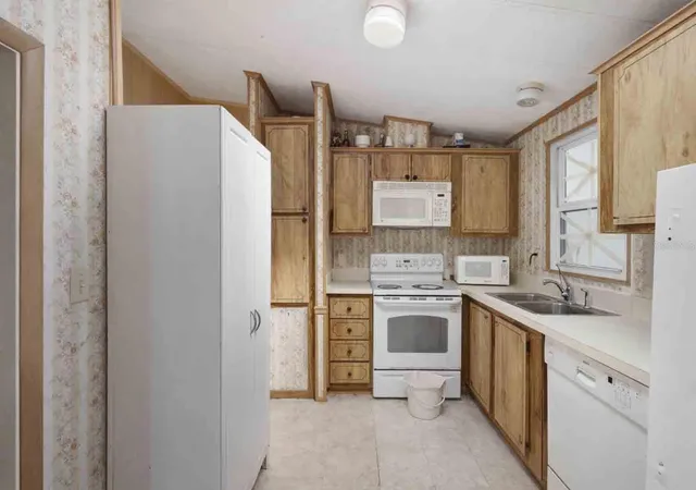 2nd image of 1763 W Schwartz Blvd, Lady Lake, FL 32159 | MLS# A4688380