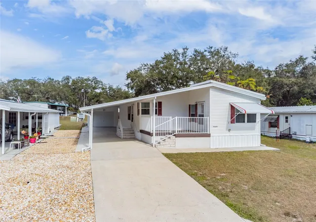 Photo 3 of Manufactured home for sale at 35005 Fraser St, Dade City, FL 33523 | MLS# TB8492877 | Listing updated on 2026-08-11