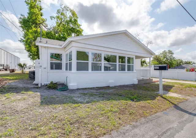 Homes for sale in Mulberry, FL | 217 Nw 4th Ave, Mulberry, FL 33860 | MLS# L4960753