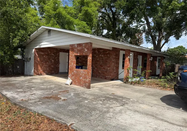 Photo 2 of Single family home for sale at 415 S Tangerine Ct, Eagle Lake, FL 33839 | MLS# B4902223 | Listing updated on 2026-09-14