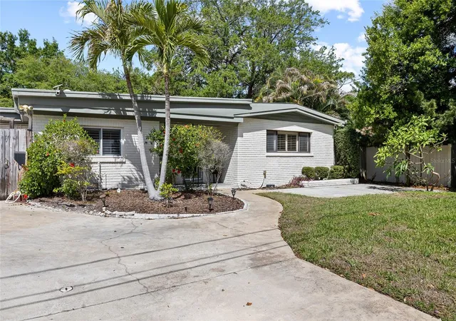 Photo 4 of Single family home for sale at 4303 S Cameron Ave, Tampa, FL 33611 | MLS# TB8493005 | Listing updated on 2026-10-10