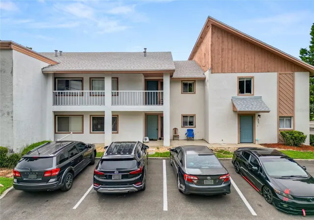 Homes for sale in Winter Haven, FL | 404 Country Ln Ne #404, Winter Haven, FL 33881 | MLS# L4960788