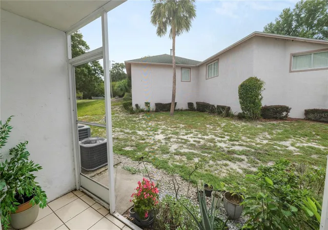 Homes for sale in Winter Haven, FL | 404 Country Ln Ne #404, Winter Haven, FL 33881 | MLS# L4960788