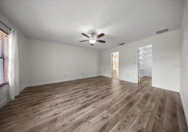 Photo 4 of Single family home for sale at 915 SW 82nd Terrace, Gainesville, FL 32607 | MLS# OM722063 | Listing updated on 2026-09-22