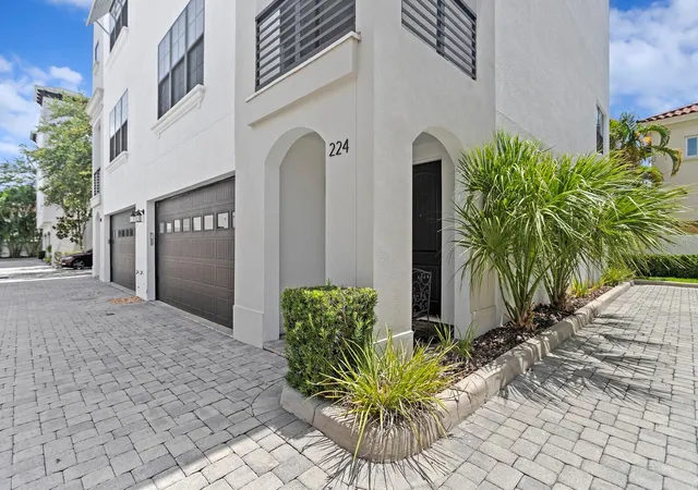 Photo 2 of Townhouse for sale at 224 S Audubon Ave, Tampa, FL 33609 | MLS# TB8493510 | Listing updated on 2026-09-12