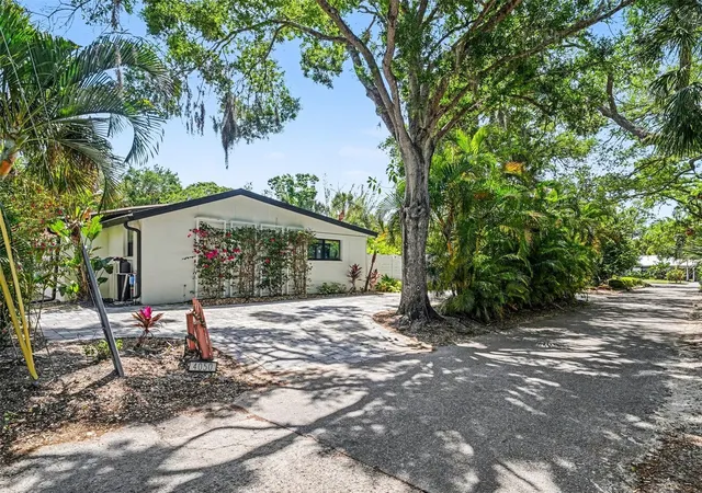 36th image of 4050 Turks Cap Pl, Sarasota, FL 34234 | MLS# TB8493607