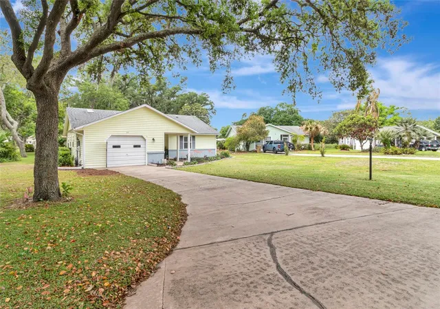 Photo 2 of Single family home for sale at 27 Gordon Ct, Leesburg, FL 34788 | MLS# G5110540 | Listing updated on 2026-10-06