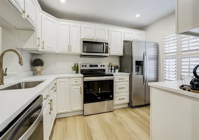 3rd image of 460 S Paula Dr #402, Dunedin, FL 34698 | MLS# TB8493822
