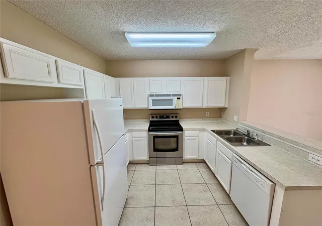 Photo 4 of Sale Pending at 6002 Osprey Lake Cir, Riverview, FL 33578 | MLS# TB8493861 | Listing updated on 2026-04-21