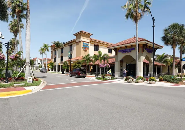 Listing Photo 2 - Condo for sale in building located at 555 The Esplanade N, Venice, FL 34285 - Unit #205
