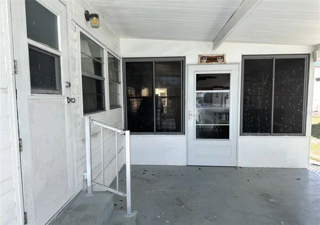Photo 3 of Manufactured home for sale at 254 Southwinds Dr, Sarasota, FL 34231 | MLS# A4688832 | Listing updated on 2026-07-20